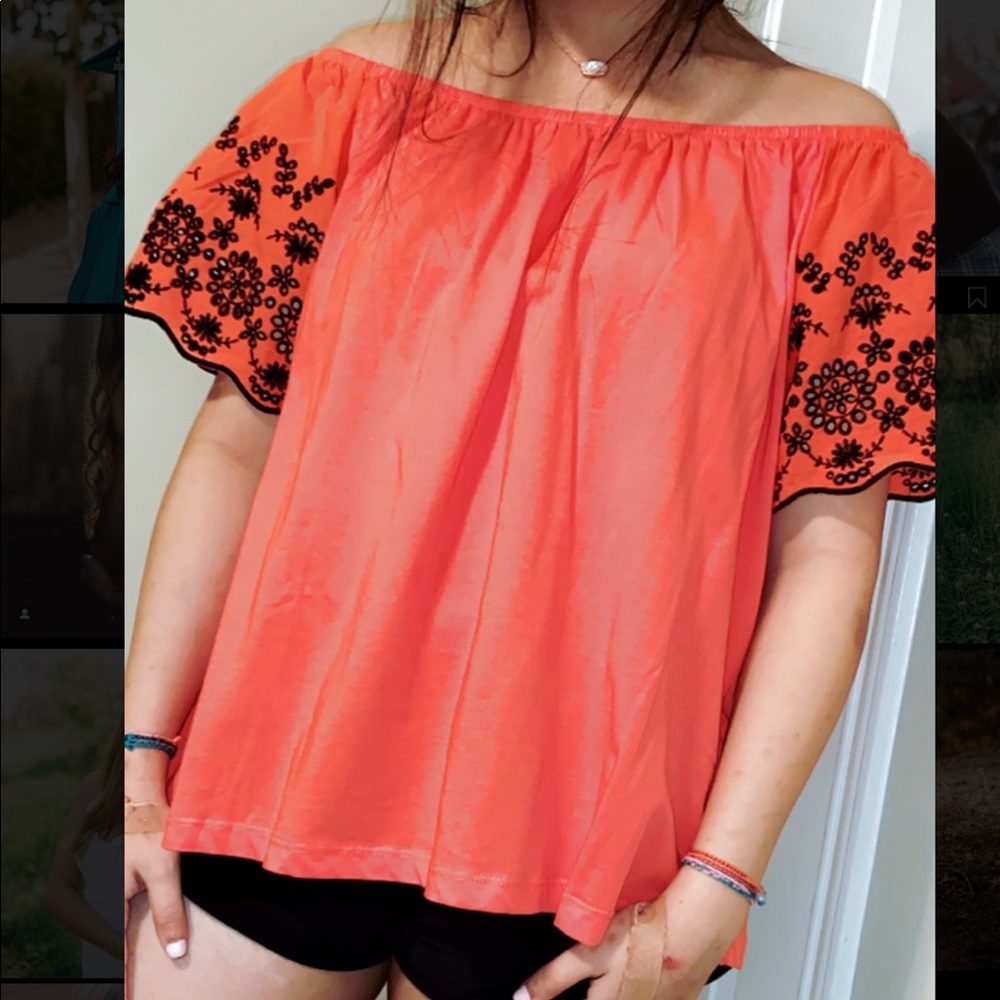 OFF-SHOULDER BRIGHT ORANGE TOP